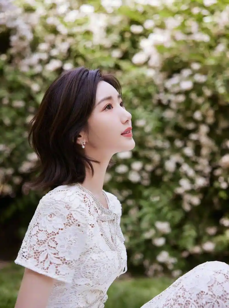 毛晓彤着蕾丝镂空裙温婉大方 腰身纤细宛如花仙子_魅力_气质_身材