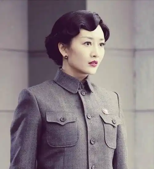 40位女明星军装照:赵丽颖金晨英气逼人,热巴娇俏,景甜青春可人_当过兵