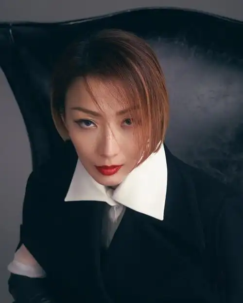 郑秀文留短发配红唇穿黑丝女王范十足