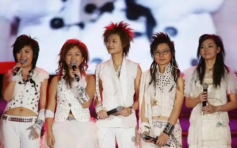 7位超女现状:李宇春成时尚标杆,何洁单亲带娃,张靓颖劫后重生_郁可唯