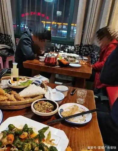 你和情侣出去吃饭经常会看手机吗!