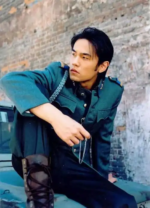 大批周杰伦年轻时美颜图当时少年