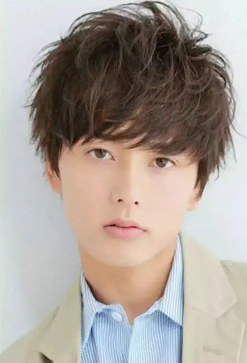 卷烫出的头发是剃出层次度,成功体现出男生的独特魅力发型设计