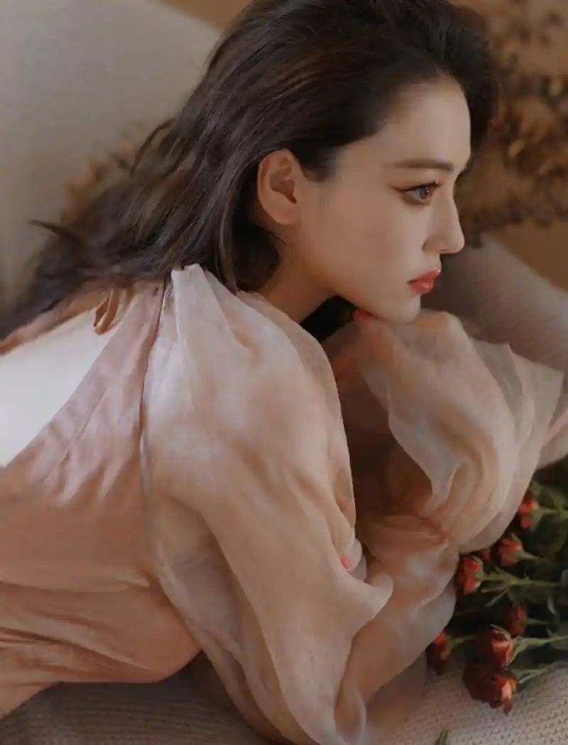 张馨予是真的挺漂亮的,长发冷艳,短发又很帅气.