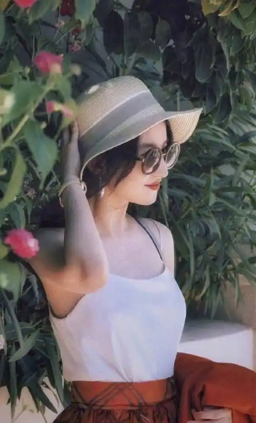 有种"土气"叫刘亦菲扎麻花辫,效果意外清纯灵动,终于高级了_背心_作品