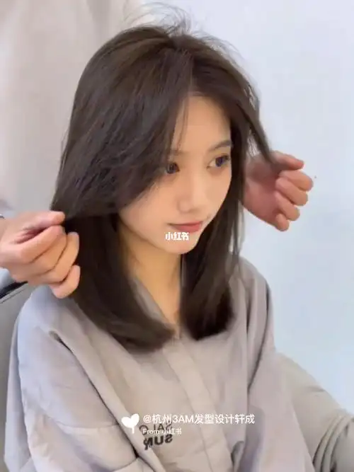 适合圆脸女生的中发发型