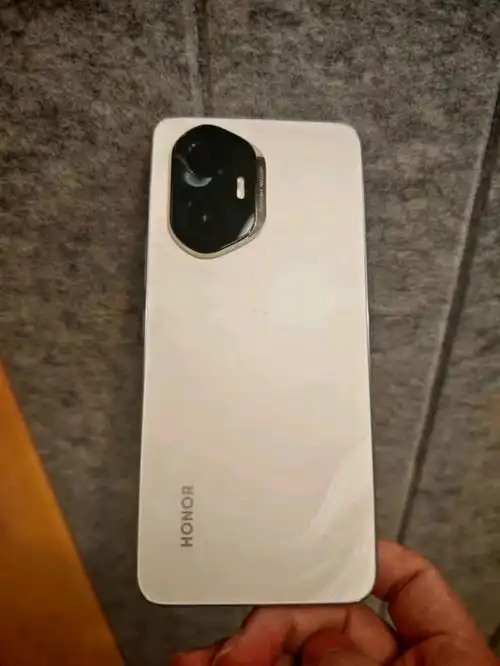 荣耀手机怎么样 📱荣耀300:玉龙雪下,超薄小直屏的摄影与护眼新体验