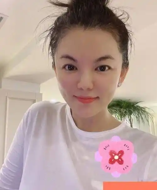 满满的精神气,不再有之前的油腻感,浓妆艳抹的李湘和素颜清纯的李湘都