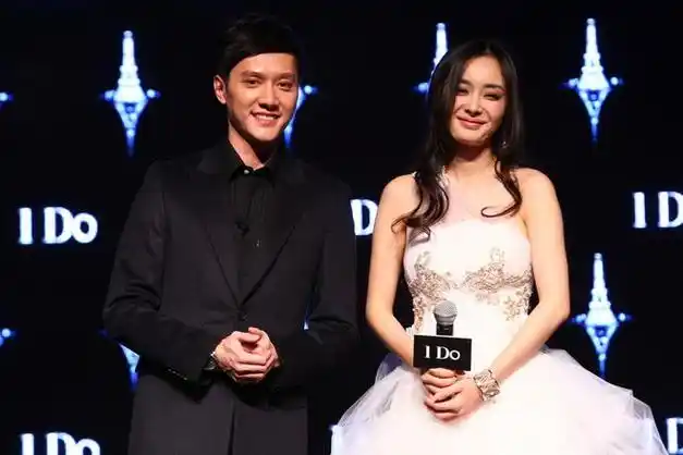 杨幂冯绍峰太面了路过红绿灯就是开不过去后面车滴滴声一片