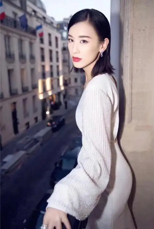 黄圣依真奔放嫌深v领不够性感还露美背蜜桃身材藏不住了