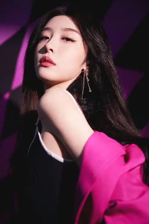 打开凤凰新闻,查看更多高清图片2022年5月18日,演员赵小棠发布一组