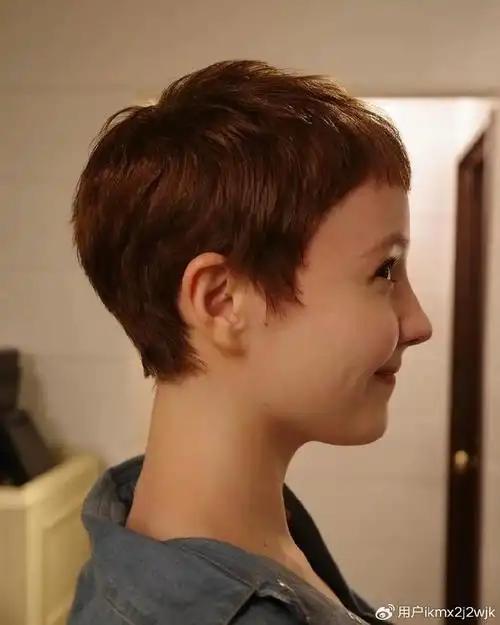 超短露耳短发,顾名思义,长度短至耳部上下,将耳朵自然地露出来.