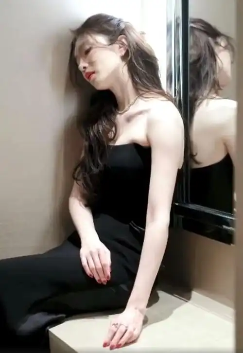 江疏影礼服太紧坐着拍照把手放松垂下那一刻胳肢窝的状态看尴尬了裙子