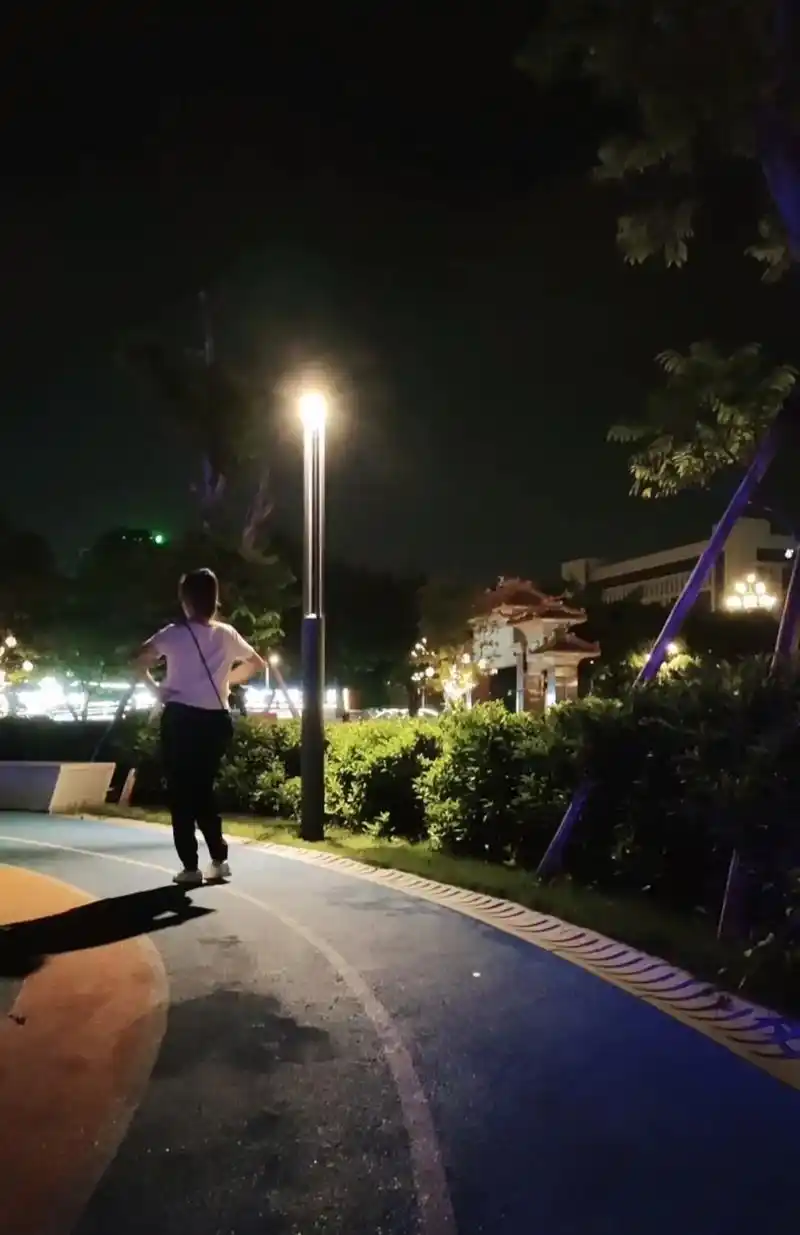 我宁愿,晚上一个人出去散散步 ,吹吹晚风,带上耳机听听歌,也 - 抖音