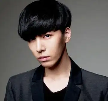 偏长的倒三角脸型男生将乌黑的直发打造成倾斜线条的 蘑菇头发型,不