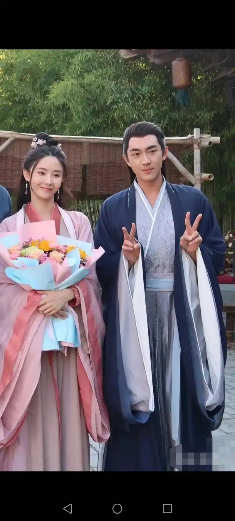 我神君和其他演员的杀青照,真的巨帅巨显年轻,脸又小#林更新  - 抖音