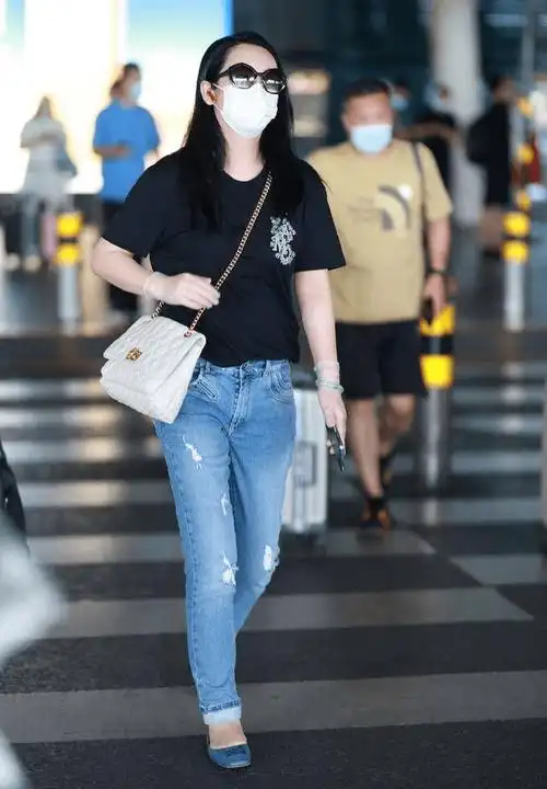 秦海璐穿t搭牛仔裤抵达机场前往剧组准备拍摄新剧