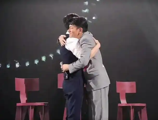 刘德华跟李好拥抱的画面(没蹭上刘德华的热度)
