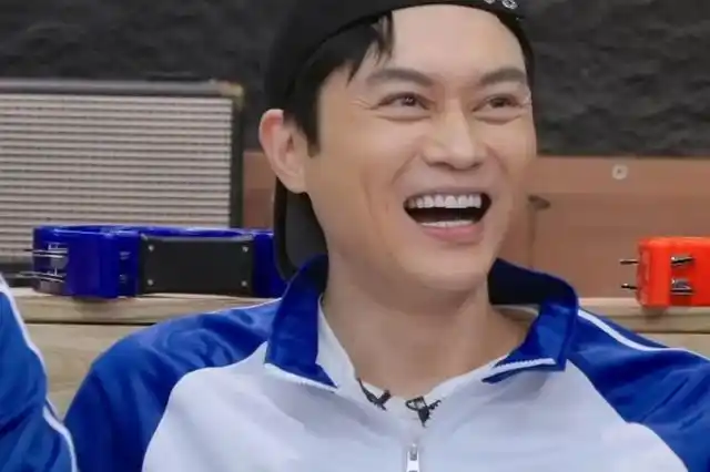 潘玮柏指着自己18岁时留着中分刘海,脸蛋又大又方的照片说:"当时我是