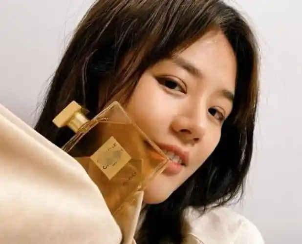 原创马思纯原生五官有多优越无眼妆怼脸镜头这双眼皮我不配看