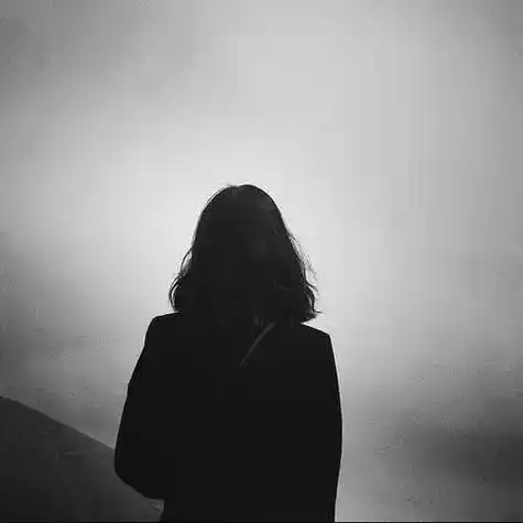 短发女生黑白背影头像图片