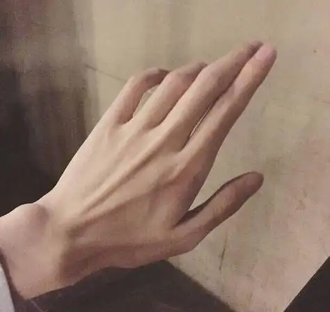 心理测试 下面哪一只男生手最让你心动 测你的初吻会被谁抢走