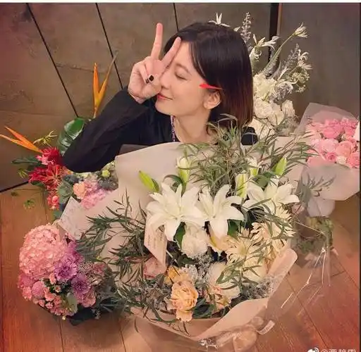 贾静雯晒47岁庆生照?