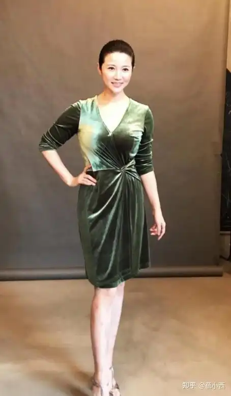 颜丙燕早就该剪短发了穿这身蕾丝裙太显身材这曲线哪像中年人