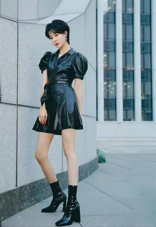 39岁郁可唯皮裙造型秀美腿,状态好显年轻,又美又飒_演艺圈_身高_年龄