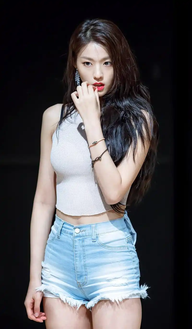 南韩妖精金雪炫,白雪肌肤魔鬼身材,笑容更是美得窒息