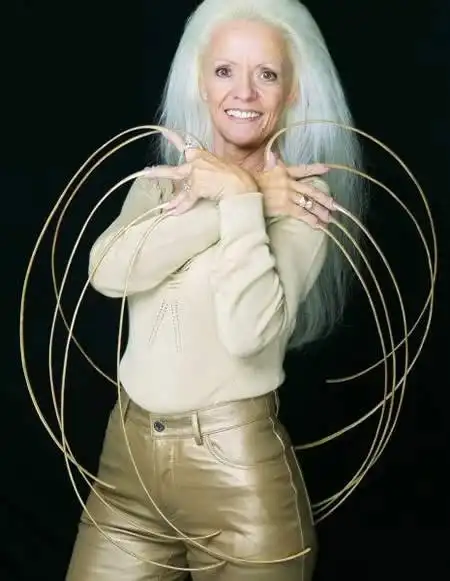 世界上最长的手指甲