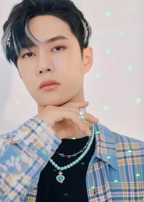 王一博最新造型超有型,奶奶灰发色挑染配闪电刘海,高冷又禁欲