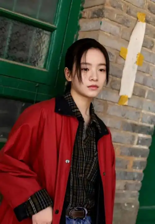 李庚希是《漫长的季节》的女主角,饰演一个被侮辱被