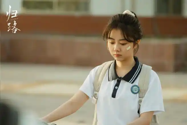 扎着高马尾,穿着校服,好乖,哭的好心疼啊谭松韵超话