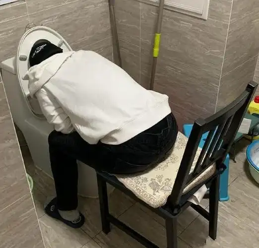 郭麒麟喝醉酒趴马桶狂吐岳云鹏一脸坏笑这个举动却很暖心