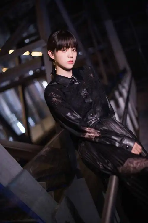 欧阳娜娜承包周末橘色西装亮相乐队的夏天弹唱助阵极挑公益演唱会