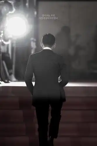 分享几张刘亚仁的背影照