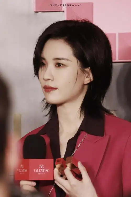 陆柯燃今日份活动饭拍 穿玫红色西装的小陆公主太美啦!__财经头条