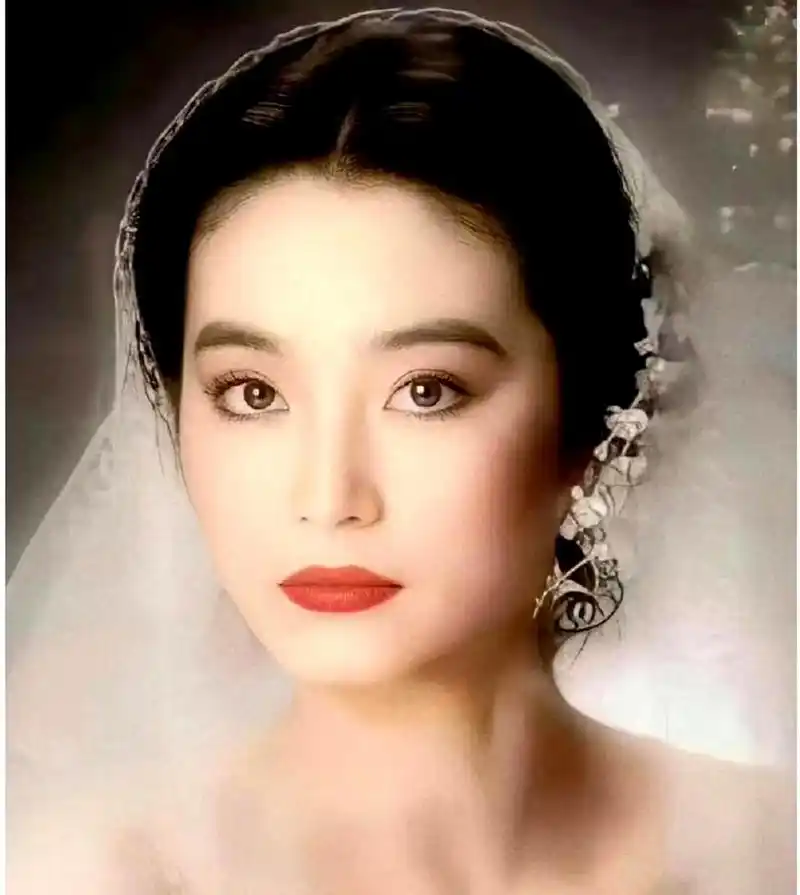 林青霞年轻时美得无人能及,五官精致,气质出众.