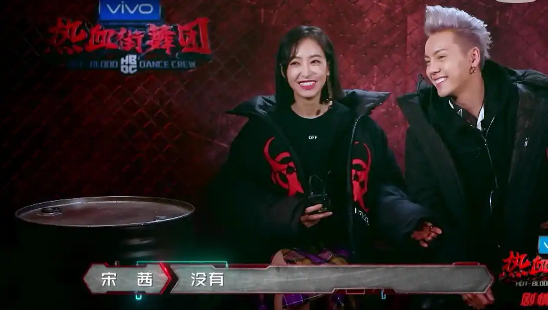 陈伟霆约宋茜一起开经纪公司,两人相视一笑画面好甜