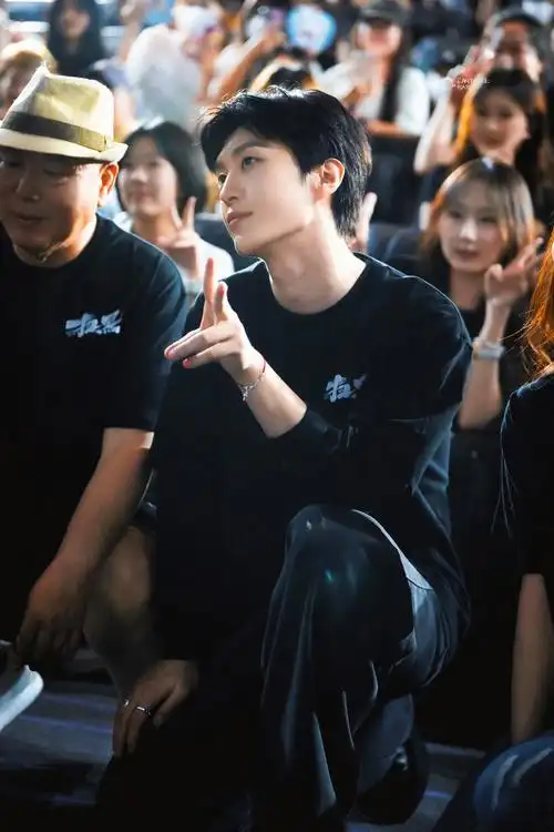 范丞丞俞青##范丞丞收到泥人手机壳##肖央说范丞丞是武力担当##饺日