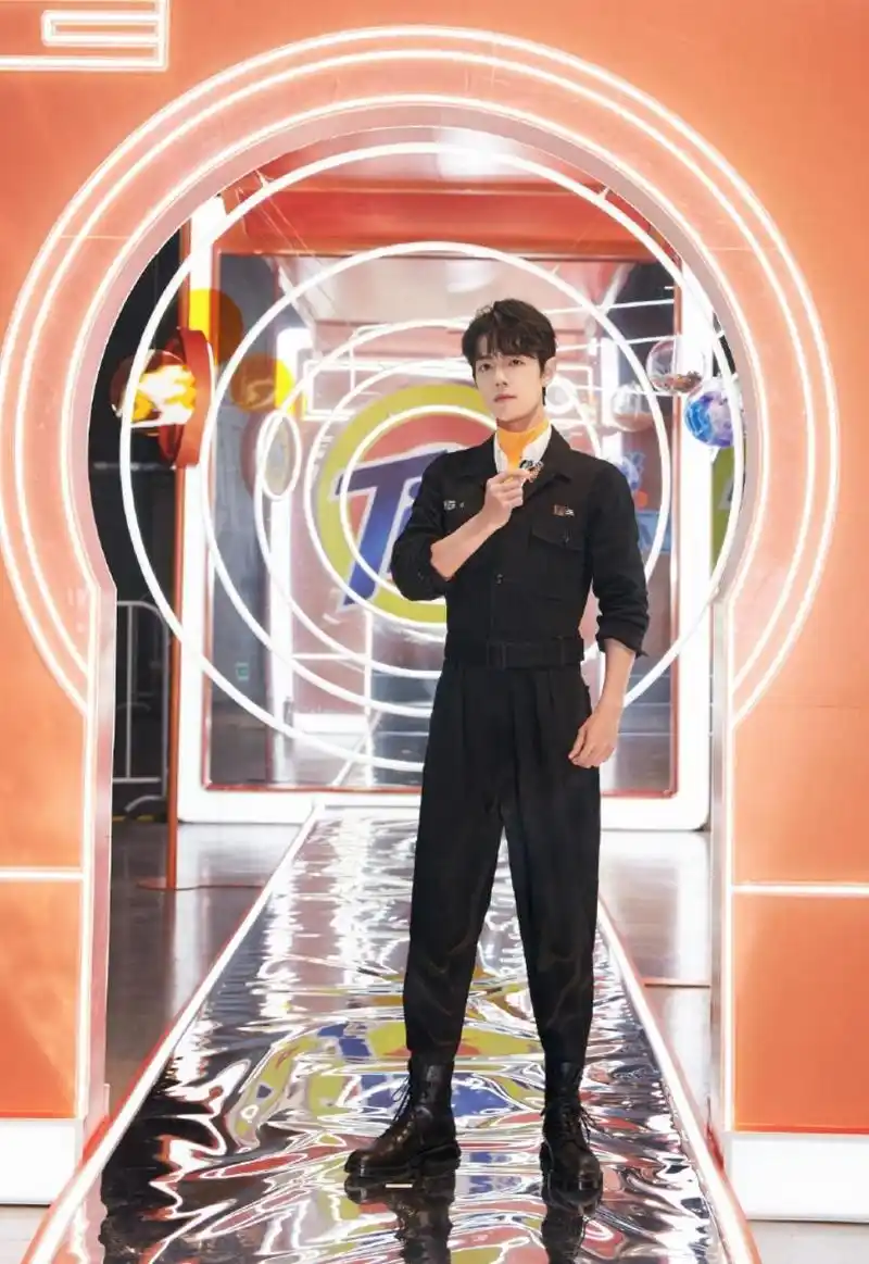 肖战化身"肖问",一袭工装裤帅出新高度,满屏大长腿穿啥不好看