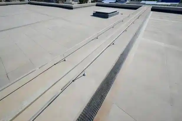 屋面接闪带设置合理,平直通顺,搭接规范,焊缝饱满,防雷引下线标识醒目