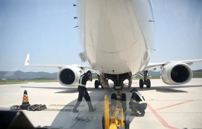 25日下午,烈日下,武当山机场地勤工作人员指着手中4张检查单说,对一架