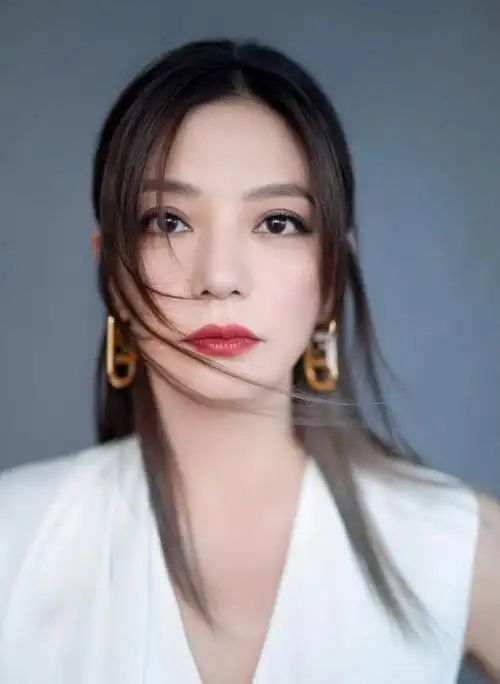 这种优雅又对脸型有修饰效果的发型很适合脸型大气开阔的赵薇,让她看