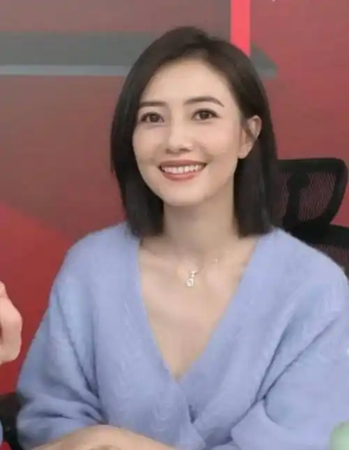 从直播间可以看到这次见面高圆圆也是换了一种造型,留着齐肩短发下