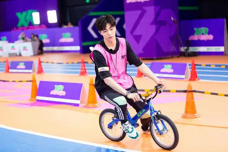 小巨人运动会陈立农骑平衡车帅气绕弯汪苏泷怀抱萌娃好温柔