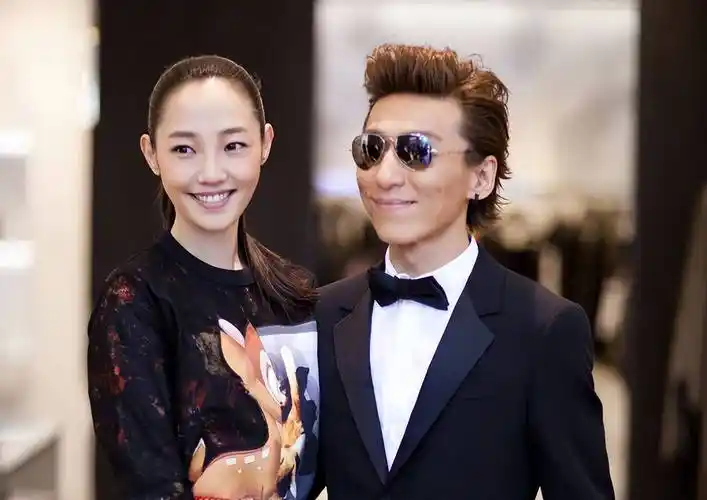 2017年,陈羽凡的妻子白百何"一指弹"事件曝光.