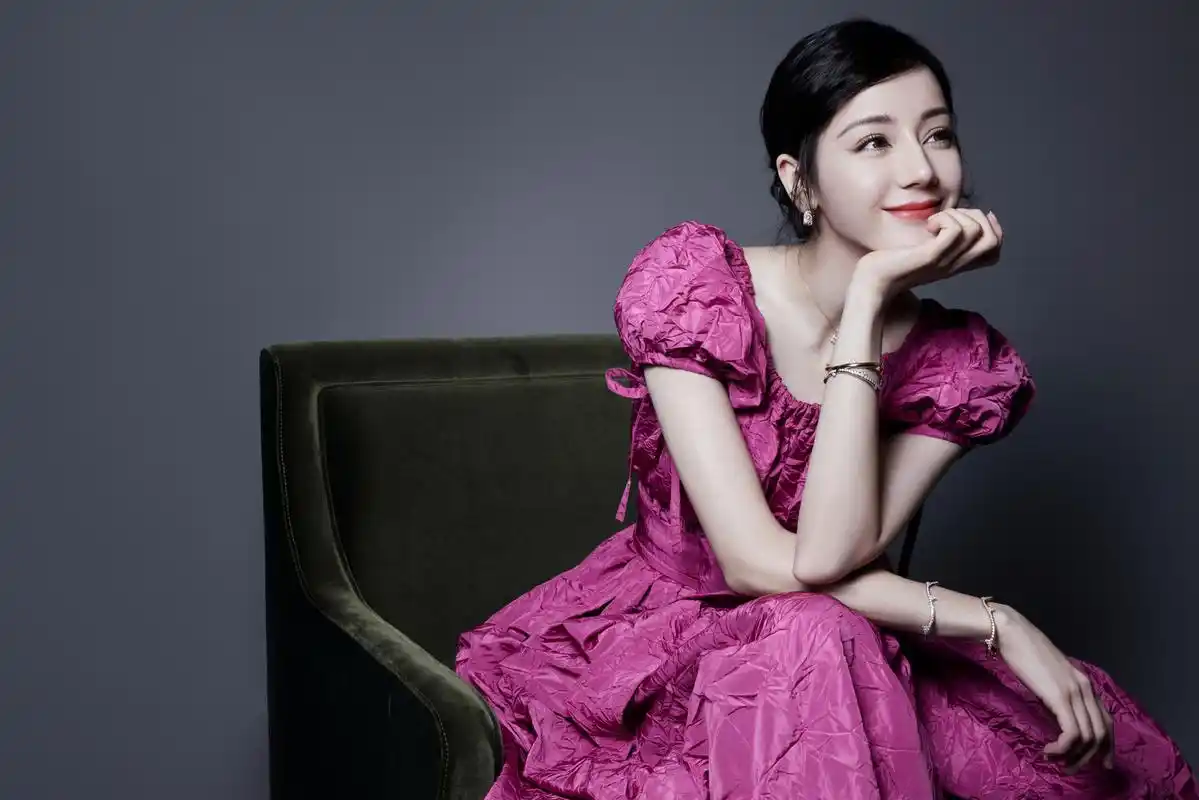 迪丽热巴化身冰雪女王 火龙果颜色长裙抢镜