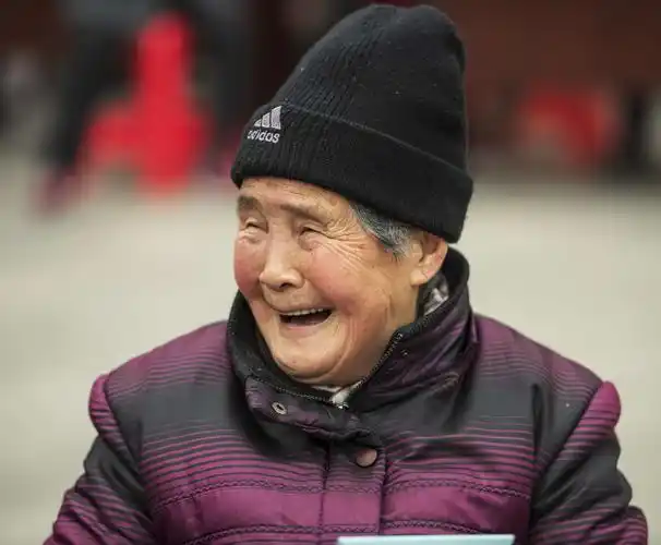 在长寿苑社区参加"微笑中国.